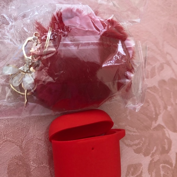 Pom-pom Charm Airpod Case - Picture 3 of 5